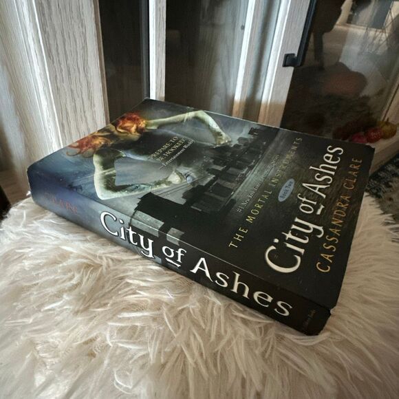 The immortal instruments - city of ashes - book two - Cassandra Clare - Picture 2 of 3
